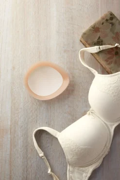 Amoena Teilprothese Balance Natura Thin Oval 7 Amoena Teilprothese Balance Natura Thin Oval -Dessous Geschäft Amoena Teilprothese Balance Natura TO 227 03 1280x1280